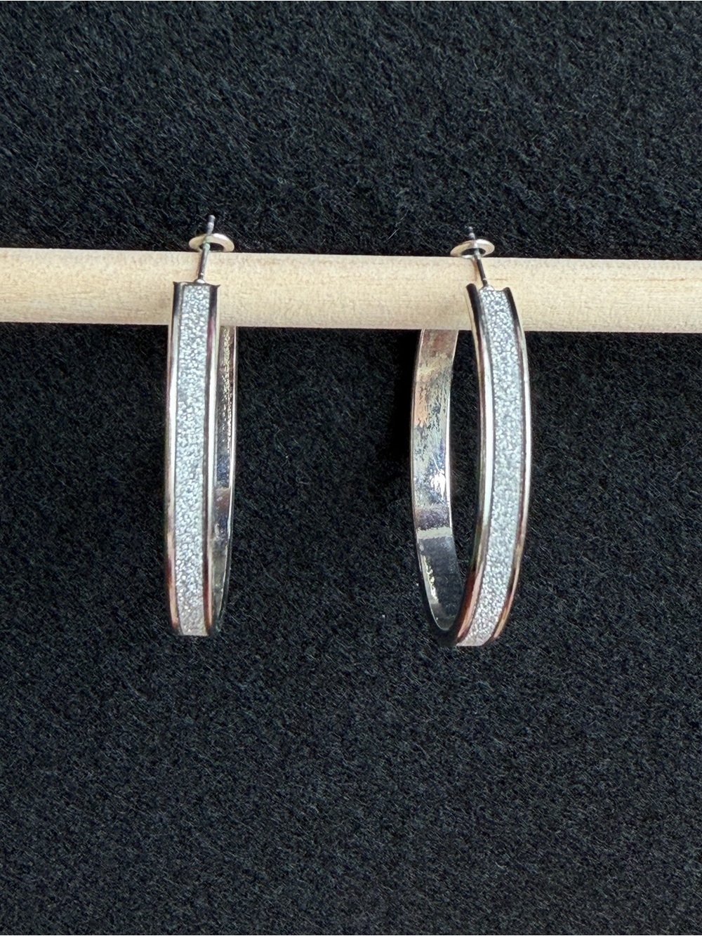 Silver Tone Textured Hoop Earrings Classic Snap Closure 1.5” - Picture 3 of 6